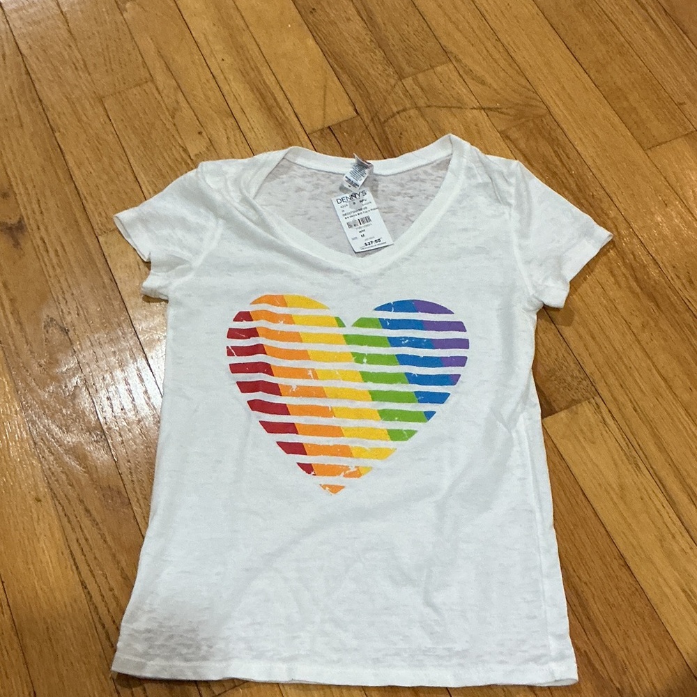 NWT Dennys Royal apparel Kids White Heart Graphic T-Shirt Size Medium